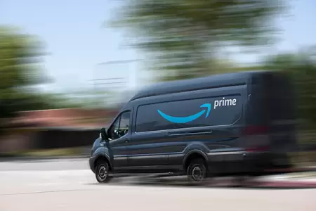 VIDEO: Man steals Amazon delivery truck, leads police on wild chase through Milwaukee