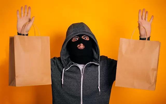 VIDEO: Shocking video footage captures a daring truck robbery in Chicago traffic jam