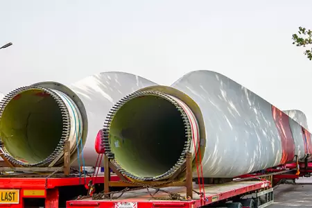VIDEO: Truck driver navigates massive wind turbine blade through tight intersection