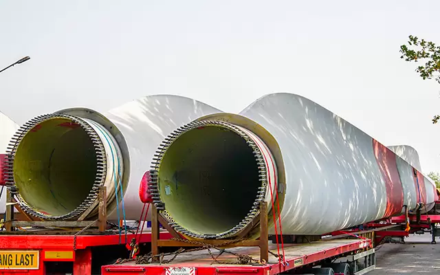VIDEO: Truck driver navigates massive wind turbine blade through tight intersection